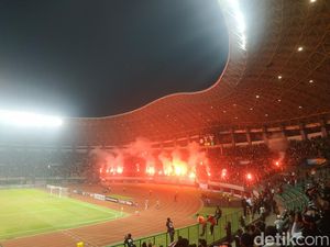Suporter Ricuh Usai Laga Sepakbola, Fasilitas Stadion Patriot Bekasi Rusak Suporter Ricuh Usai Laga Sepakbola, Fasilitas Stadion Patriot Bekasi Rusak