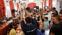 Foto-foto Demonstran Berpesta di Rumah PM dan Presiden Sri Lanka