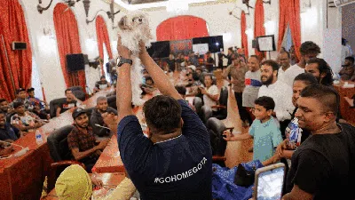 Foto-foto Demonstran Berpesta di Rumah PM dan Presiden Sri Lanka
