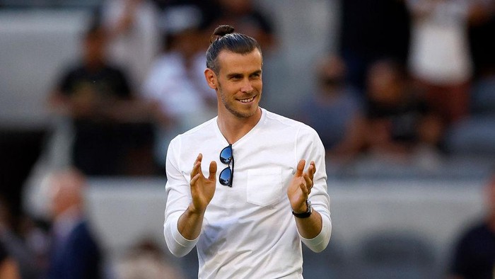 LOS ANGELES, CALIFORNIA - JULY 08:  Gareth Bale of Los Angeles FC waves to fans before a game against the Los Angeles Galaxy in the first half at Banc of California Stadium on July 08, 2022 in Los Angeles, California. (Photo by Ronald Martinez/Getty Images)