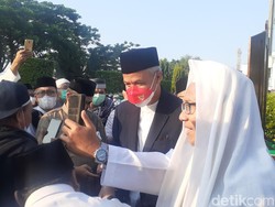 Bermasker Merah Putih, Ganjar Salat Idul Adha di Simpang Lima Semarang