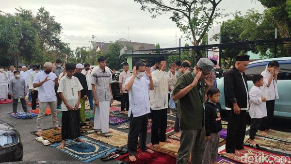 Gerimis Tak Surutkan Warga Ciamis Tunaikan Salat Iduladha 1443 H