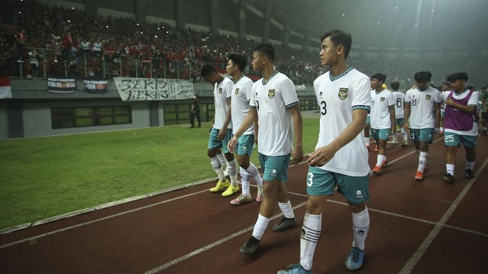 Sejumlah pemain Timnas Indonesia U-19 menyapa suporter di Stadion Patriot, Bekasi, Minggu (10/7/2022). Meski Garuda Muda menang 5-1 namun tak dapat membawanya ke babak berikutnya.
