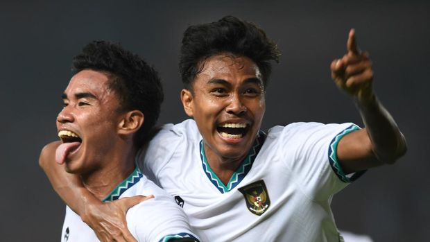 Pesepak bola Indonesia U19 Muhammad Ferarri (kiri) merayakan gol yang dicetaknya ke gawang Myanmar U19 dalam laga penyisihan grup Piala AFF U19 di Stadion Patriot Candrabhaga, Bekasi, Jawa Barat, Minggu (10/7/2022). ANTARA FOTO/Akbar Nugroho Gumay/hp.