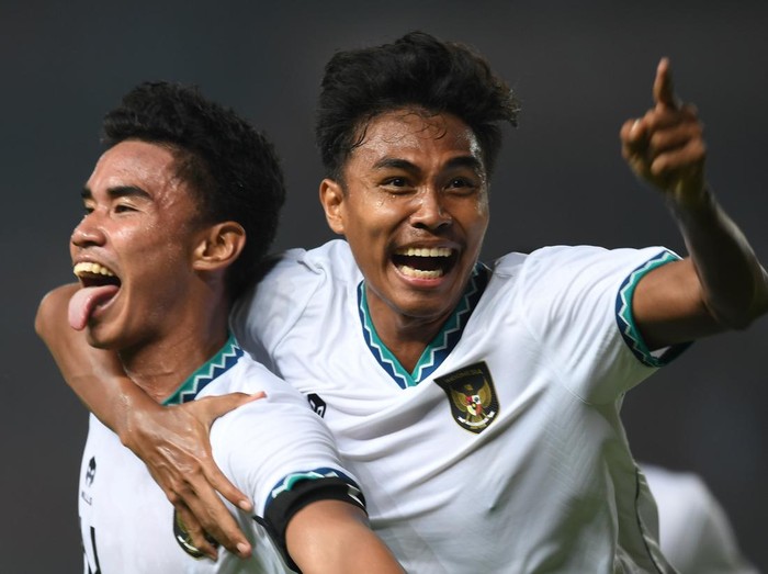 Pesepak bola Indonesia U19 Muhammad Ferarri (kiri) merayakan gol yang dicetaknya ke gawang Myanmar U19 dalam laga penyisihan grup Piala AFF U19 di Stadion Patriot Candrabhaga, Bekasi, Jawa Barat, Minggu (10/7/2022). ANTARA FOTO/Akbar Nugroho Gumay/hp.