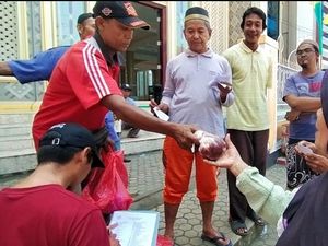 Sapi 570 Kg Pemberian Jokowi Dipotong-Dibagikan ke Warga Jembrana Sapi 570 Kg Pemberian Jokowi Dipotong-Dibagikan ke Warga Jembrana