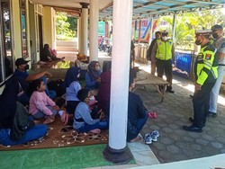 Detik-detik Satu Keluarga Boncengan Motor Tewas Ditabrak Mobil Travel