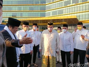 Airlangga Salat Idul Adha di Masjid DPP Golkar Palmerah