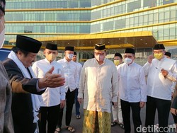 Airlangga Salat Idul Adha di Masjid DPP Golkar Palmerah