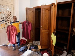 Tips Basmi dan Cegah Bau Apek di Lemari Kayu