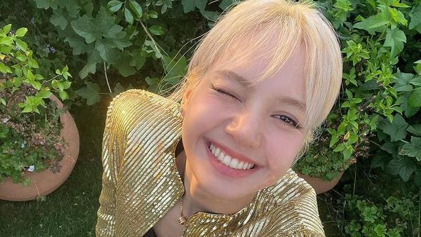 Picture Perfect! Senyum Manis Lisa BLACKPINK di Paris