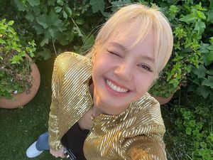 Picture Perfect! Senyum Manis Lisa BLACKPINK di Paris