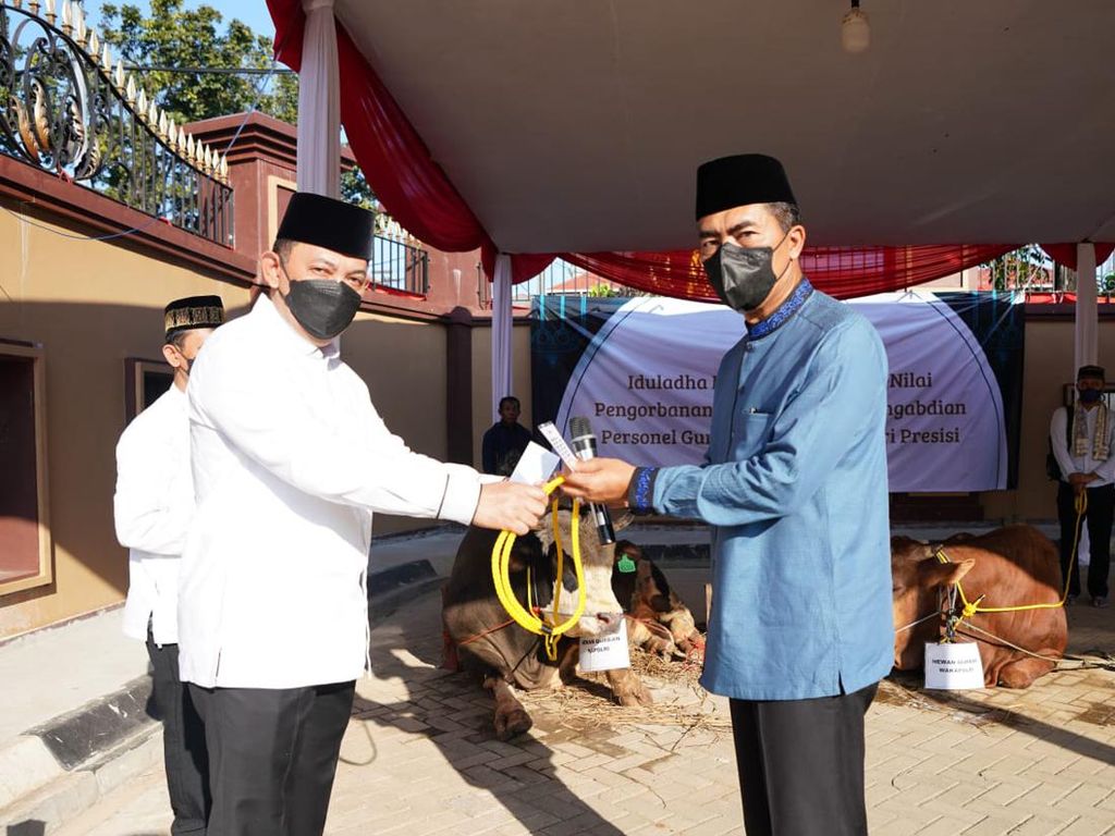 Kapolri Serahkan Hewan Kurban: Keikhlasan Wujudkan Personel yang Presisi Kapolri Serahkan Hewan Kurban: Keikhlasan Wujudkan Personel yang Presisi