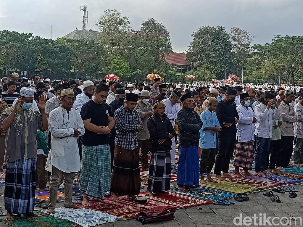 Melihat Pelaksanaan Salat Idul Fitri di Lapangan Lumintang Denpasar