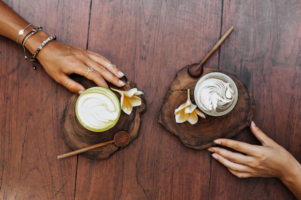 Mencampur Kopi dengan Matcha/Foto: Freepik.com/Lookstudio Mencampur Kopi dengan Matcha