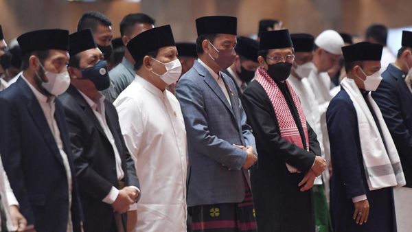 Momen Jokowi Salat Idul Adha Bareng Prabowo di Masjid Istiqlal