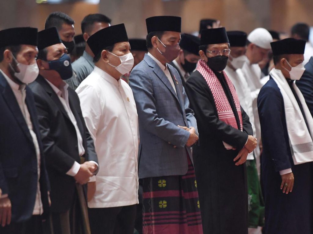 Momen Jokowi Salat Idul Adha Bareng Prabowo di Masjid Istiqlal