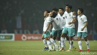 Dengan hasil tersebut, Garuda Nusantara pun tersingkir setelah pertandingan antara Vietnam vs Thailand di Stadion Madya, Jakarta, berakhir imbang dengan skor 1-1.