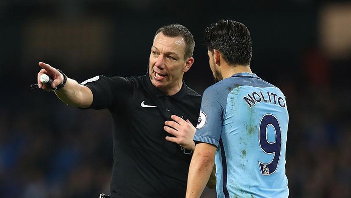 MANCHESTER, ENGLAND - DECEMBER 14:  Match referee Kevin Friend talks to Nolito of Manchester City during the Premier League match between Manchester City and Watford at Etihad Stadium on December 14, 2016 in Manchester, England.  (Photo by Clive Brunskill/Getty Images)