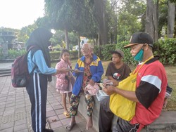 Berkah Idul Adha, Penjual Koran Bekas di Buleleng Untung Rp 300 Ribu