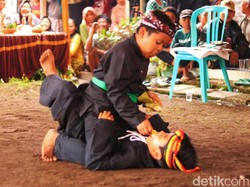 Tradisi Pencak Sumping, Seni Bela Diri Kuno Banyuwangi yang Digelar Idul Adha