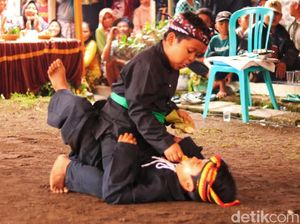 Tradisi Pencak Sumping, Seni Bela Diri Kuno Banyuwangi yang Digelar Idul Adha Tradisi Pencak Sumping, Seni Bela Diri Kuno Banyuwangi yang Digelar Idul Adha