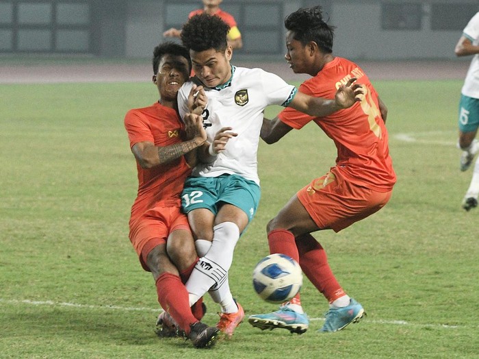 Pesepak bola Tim Nasional Indonesia U-19 Alfredo Tata (tengah) dihadang dua pesepak bola Tim Nasional Myanmar U-19  dalam laga penyisihan Grup Piala AFF U19 2022,  di Stadion Patriot Chandrabhaga, Bekasi, Jawa Barat, Minggu (10/7/2022). ANTARA FOTO/ Fakhri Hermansyah/hp.