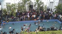 Potret Demonstran Ramai-ramai Berenang di Rumah Presiden Sri Lanka
