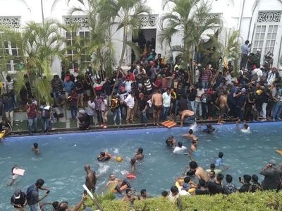 Potret Demonstran Ramai-ramai Berenang di Rumah Presiden Sri Lanka