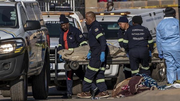 Potret Evakuasi Korban Penembakan di Bar Afrika Selatan