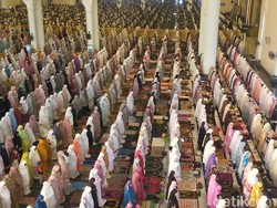 Niat Sholat Tarawih Lengkap dengan Doa Kamilin
