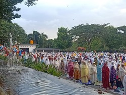 Khusyuk, Ribuan Umat Salat Idul Adha di Lapangan Lumintang Denpasar