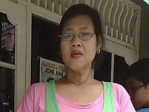 Tangis Keluarga Iringi Pemakaman Rini S Bon Bon Tangis Keluarga Iringi Pemakaman Rini S Bon Bon