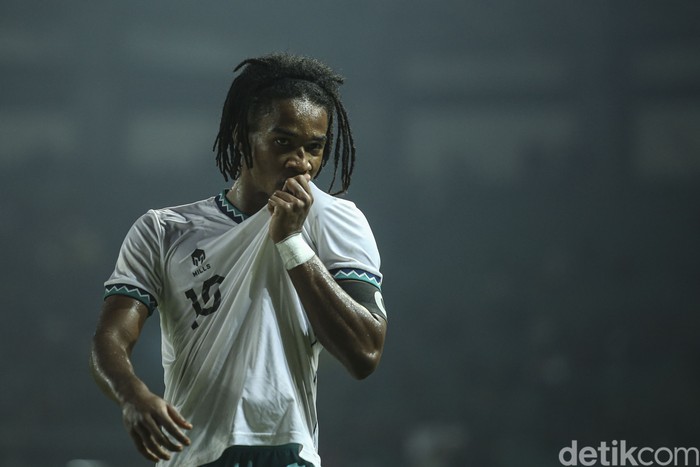 Pesepakbola Indonesia Ronaldo Kwateh melakukan selebrasi saat berhasil merobek gawang Myanmar di laga terakhir Grup A Piala AFF U-19 2022 Indonesia vs Myanmar yang digelar di Stadion Patriot, Bekasi, Minggu (10/7/2022).
