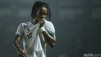 Myanmar berupaya membalas pada menit ke-67. Namun, peluang Myanmar untuk mengubah skor itu kandas setelah kipper Cahya Supriadi mampu menghalau tendangan Min Htwe dari dalam kotak pinalti. Lima menit berselang, Stadion Patriot Candrabhaga kembali bergemuruh setelah Ronaldo Kwateh mencetak gol kelima untuk Indonesia berkat operan Zanadin Fariz. Skor berubah jadi 5-1.