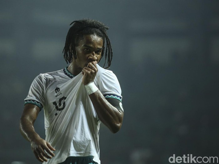 Ronaldo Kwateh Pesepakbola Indonesia Ronaldo Kwateh menjalankan selebrasi di saat sukses merobek gawang Myanmar di laga terakhir Grup A Piala AFF U-19 2022 Indonesia vs Myanmar yang digelar di Stadion Patriot, Bekasi, Minggu (10/7/2022).