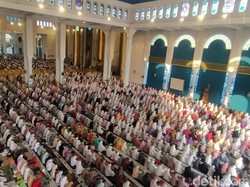 Khusyuknya Ribuan Jemaah Salat Id di Masjid Al Akbar Surabaya