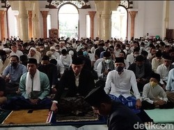 AHY dan Ibas Salat Id di Masjid Agung Darul Falah Pacitan