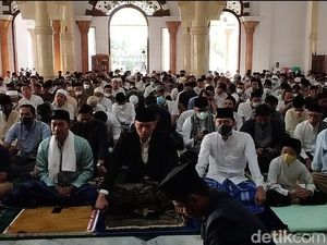 AHY dan Ibas Salat Id di Masjid Agung Darul Falah Pacitan AHY dan Ibas Salat Id di Masjid Agung Darul Falah Pacitan