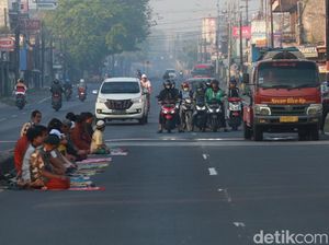 Jalan Raya Porong Lama Sidoarjo Sempat Ditutup untuk Pelaksanaan Salat Id