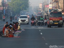 Jalan Raya Porong Lama Sidoarjo Sempat Ditutup untuk Pelaksanaan Salat Id
