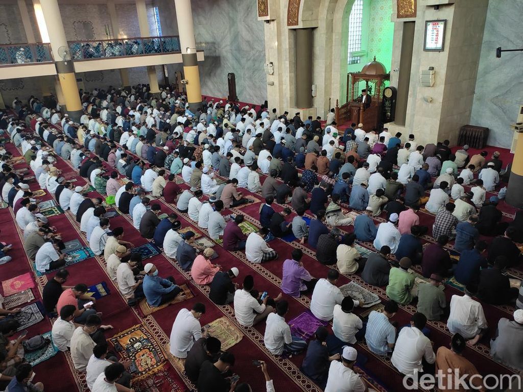 Warga Khusyuk Ibadah Salat Idul Adha di Masjid Raya Bandung