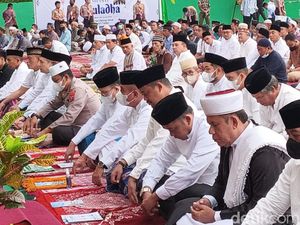 Gubsu Edy-Bobby Duduk Berdampingan saat Salat Idul Adha