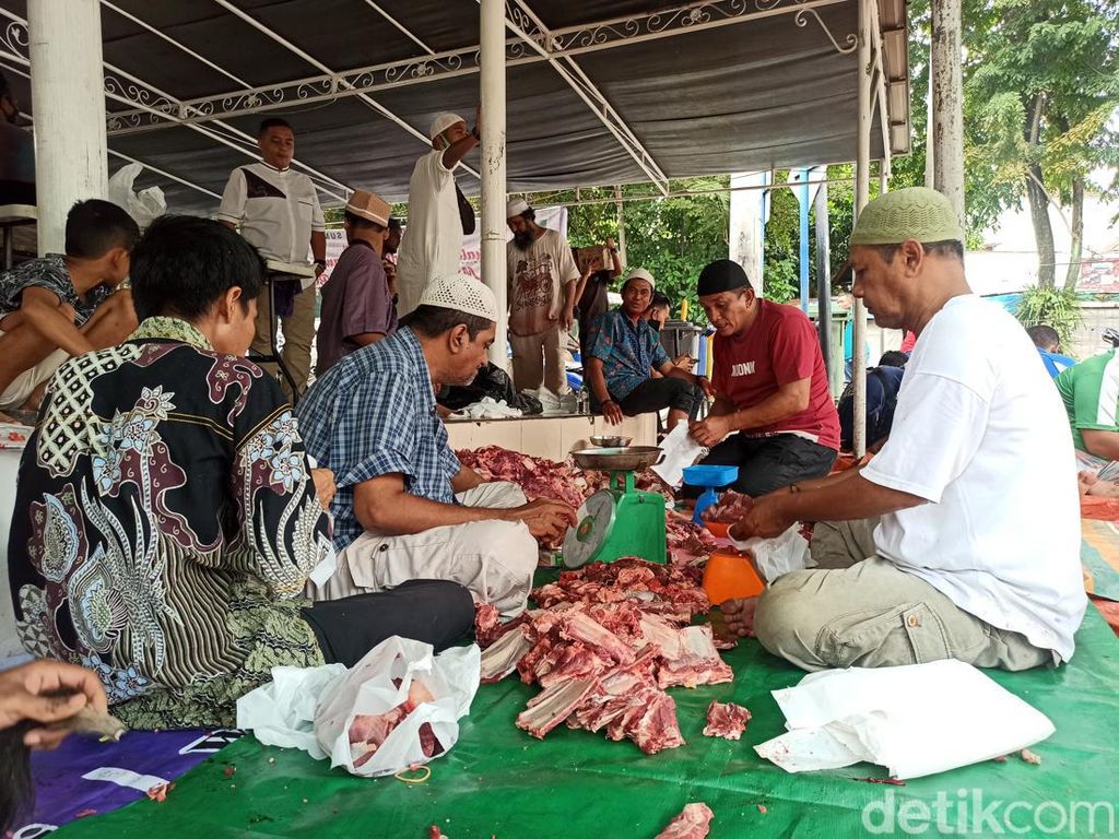 Masjid India Muslim di Medan Sembelih 14 Hewan Kurban