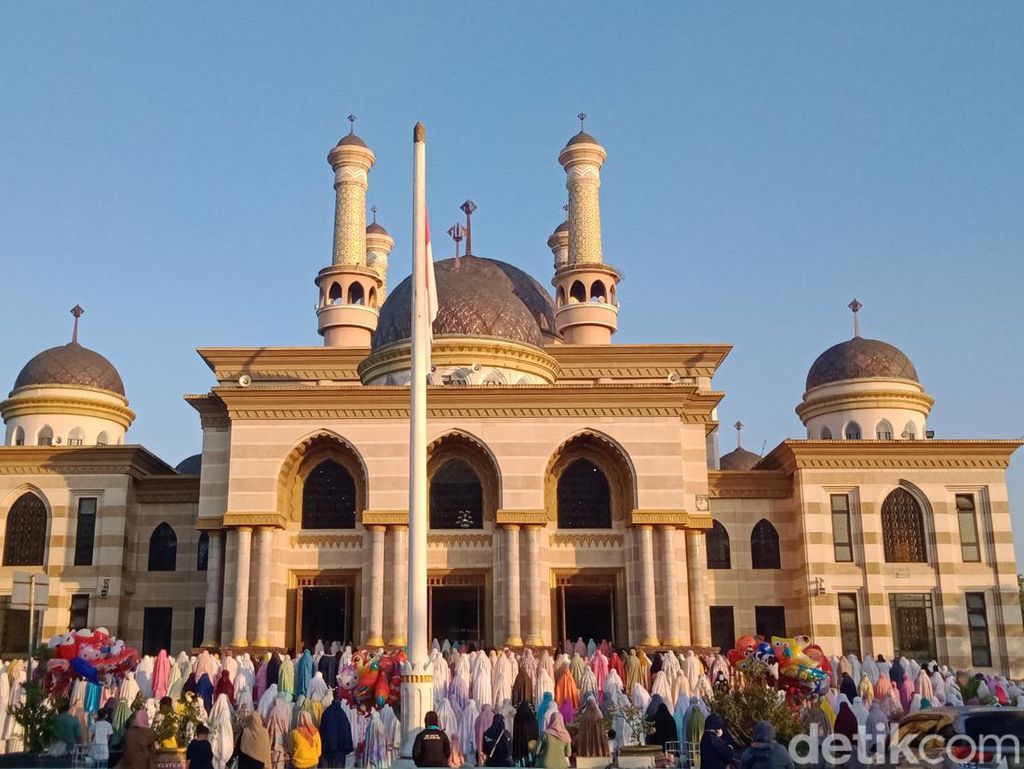 Momen Khusyuk Ribuan Jemaah Salat Idul Adha di Masjid Raya dan Al Aqsha Klaten