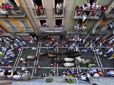 Uji Nyali Lari dari Kejaran Banteng di Festival San Fermin Spanyol