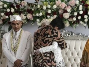 Ini Kata Pengantin Wanita Viral Nangis Dipeluk Pria, Dikira Mantan Padahal..