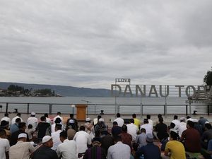 Potret Wagub Ijeck Salat Idul Adha di Pinggiran Danau Toba Potret Wagub Ijeck Salat Idul Adha di Pinggiran Danau Toba