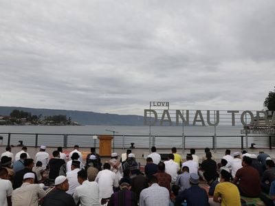 Potret Wagub Ijeck Salat Idul Adha di Pinggiran Danau Toba