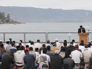 Wagub Ijeck Salat Idul Adha di Pinggiran Danau Toba